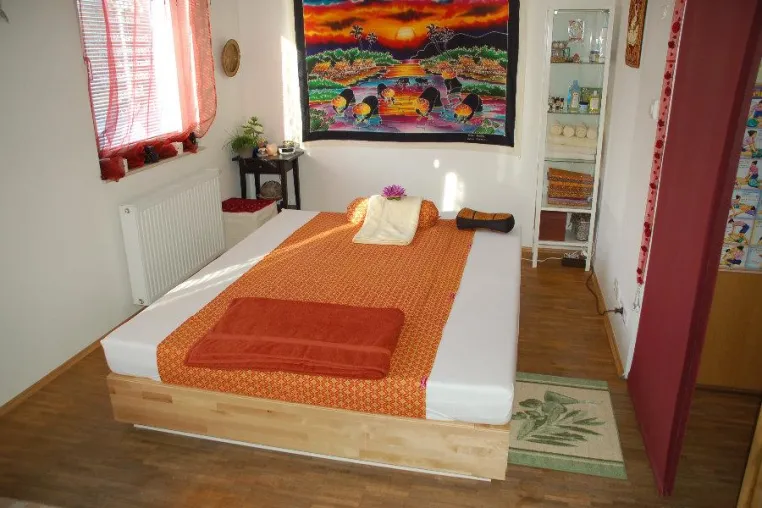 Bild: Das originelle Geschenk: eine Thai Massage vom Profi.
