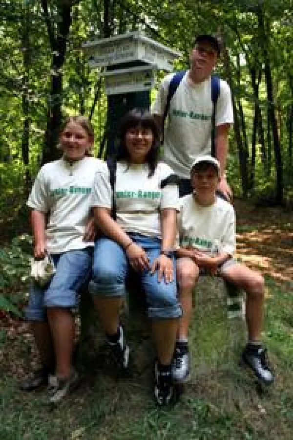 Die Junior Ranger sind auf Entdeckertour im Naturpark Dübener Heide. Sie sind die jüngsten Parkwächter und erkunden spielerisch Natur und Umwelt sowie ihre Heimat.