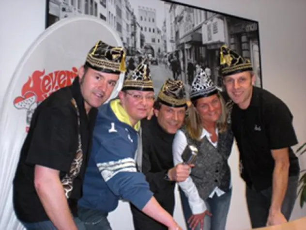 Bild: Häckenjecks und „Papa Rudis“ spenden 350 Euro an die IG Severinsviertel