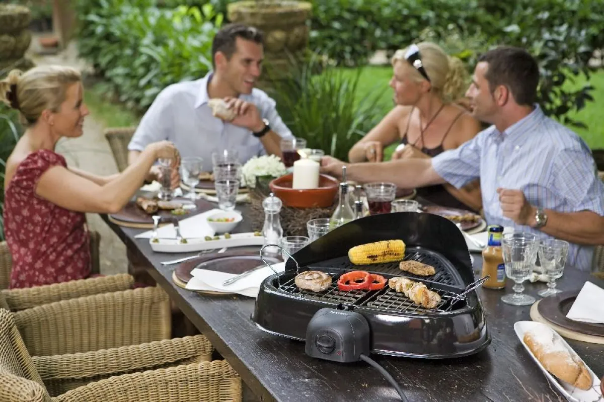 Geselligkeit genießen: Mit den hochwertigen Barbecue-Geräten von SEVERIN wird die Grillparty zum Fest für alle Sinne.