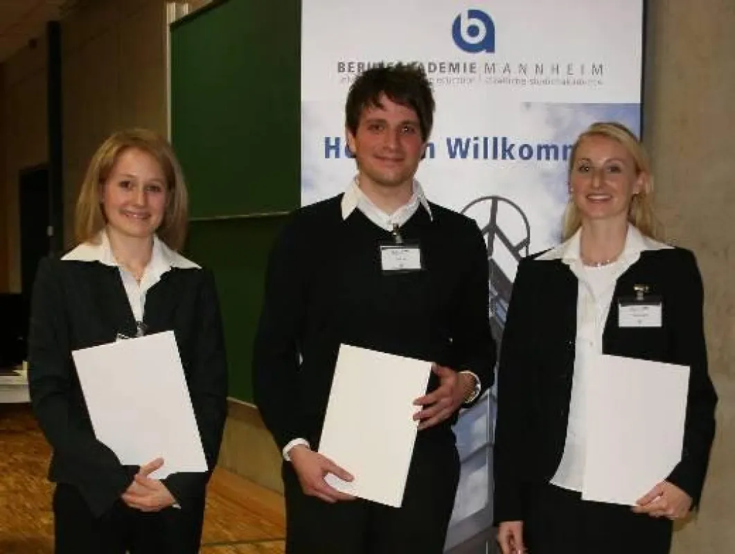 Die Preisträger des Wissenschaftspreises für anwendungsorientierte Online-Forschung in der Betriebswirtschaftslehre: Tina Burkhart, Timo Faaß (beide Universität Mannheim) sowie Theresa Michl, Ludwigs-