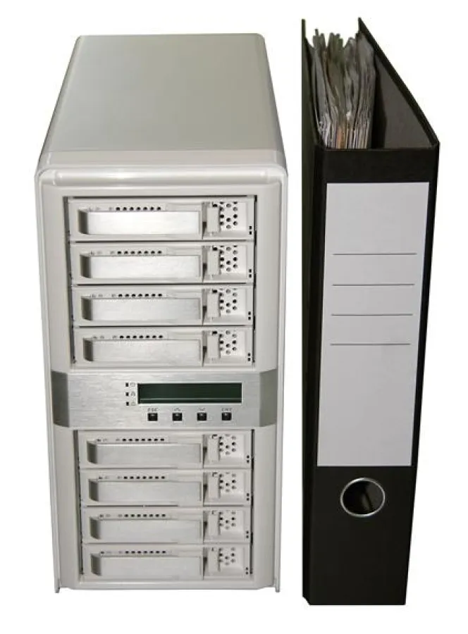 Areca ARC-8040 im Größenvergleich mit einem Aktenordner