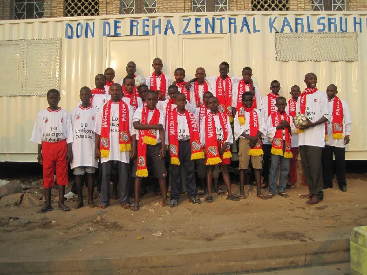 Junge Fußballer aus den armen Wohnvierteln am Stadtrand von Bujumbura vor ihrer neuen Umkleidekabine