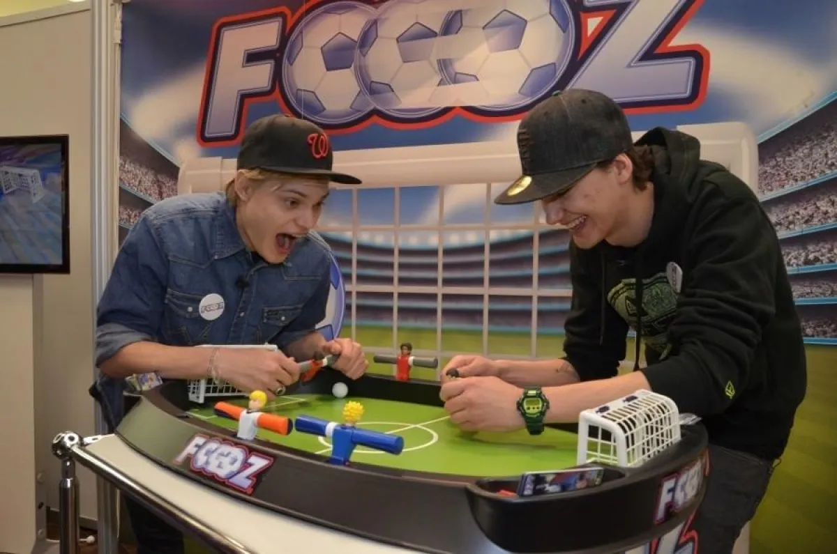 Wilson Gonzalez und Jimi Blue Ochsenknecht auf der Spielwarenmesse 2012 mit Foooz von Goliath Toys