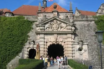 Bild: Großeinsatz für Hammer und Meißel: In Kronach feiert die Sandsteinakademie eine sommerliche Premiere