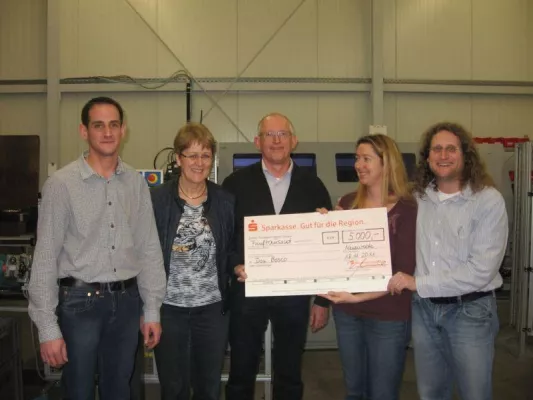 Menke GmbH spendet 5000 Euro für Entwicklungshilfe-Verein Don Bosco Bild: Menke GmbH spendet 5000 Euro für Entwicklungshilfe-Verein Don Bosco