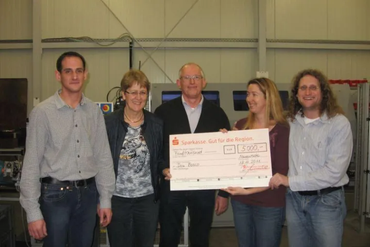 Bild: Menke GmbH spendet 5000 Euro für Entwicklungshilfe-Verein Don Bosco