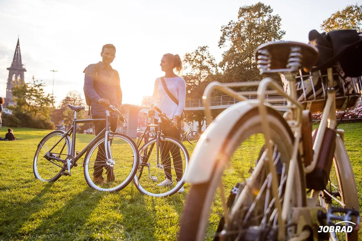 Mit Rückenwind zur Arbeit: Baufritz bietet ab sofort Dienstfahrrad an (Foto: JobRad)