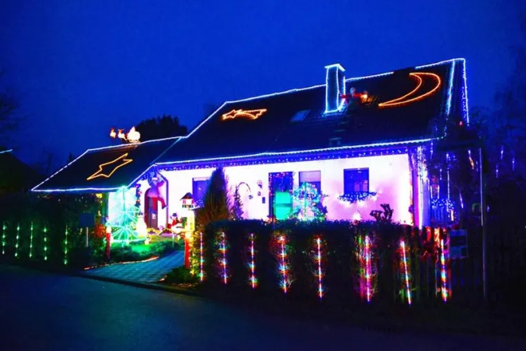 Bild: Weihnachtshaus bringt wieder Licht in die dunkle Jahreszeit