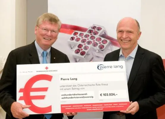 Bild: Pierre Lang’s “Charity Collier” beschert dem Roten Kreuz Spende über 100.000 Euro