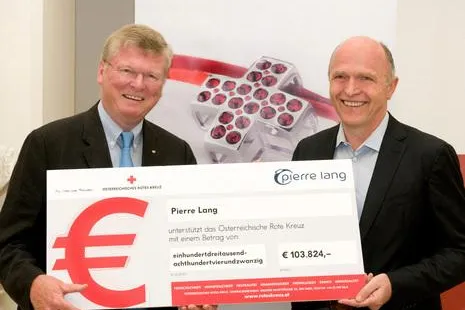 Bild: Pierre Lang’s “Charity Collier” beschert dem Roten Kreuz Spende über 100.000 Euro