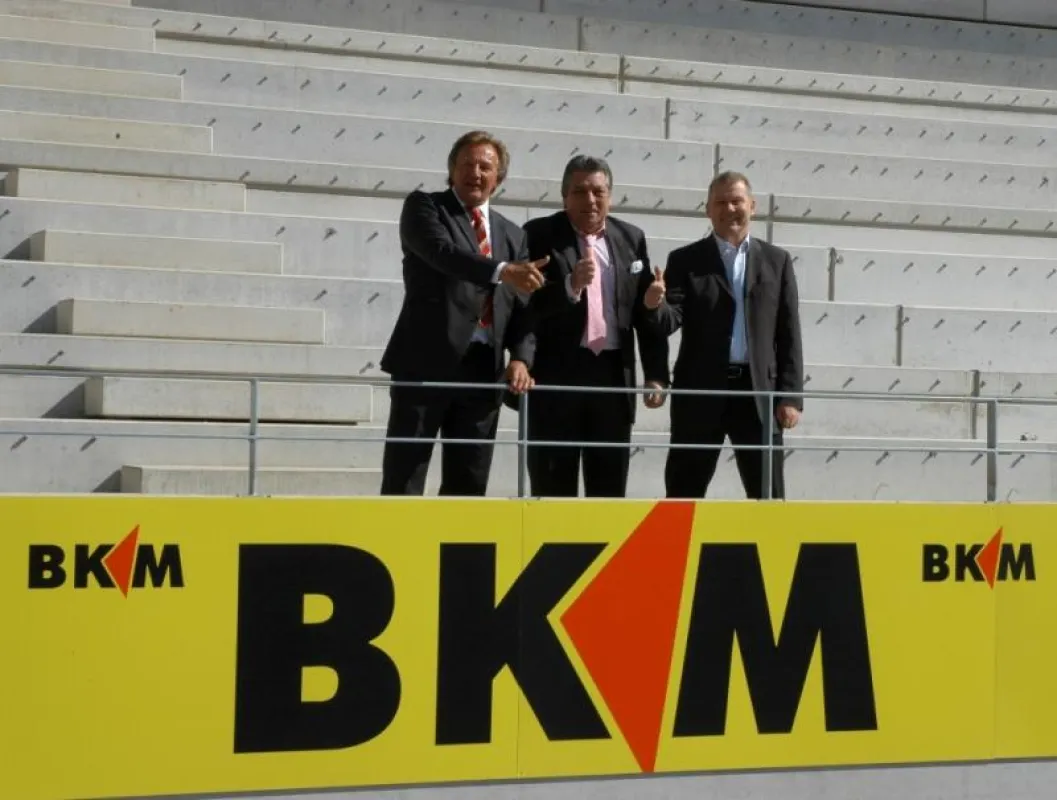 Harald Strutz, Dag Heydecker (beide 1. FSV Mainz 05) und Peter Ulrich (BKM) testen, ob die BKM-Bande auch ins neue Stadion passt