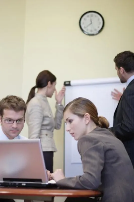 Im lebendigen Präsenzunterricht bereiten sich die Kursteilnehmer an der ebam Akademie praxisnah auf die Anforderungen des Eventmanagements vor.