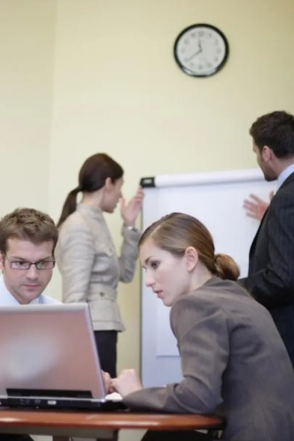 Im lebendigen Präsenzunterricht bereiten sich die Kursteilnehmer an der ebam Akademie praxisnah auf die Anforderungen des Eventmanagements vor.