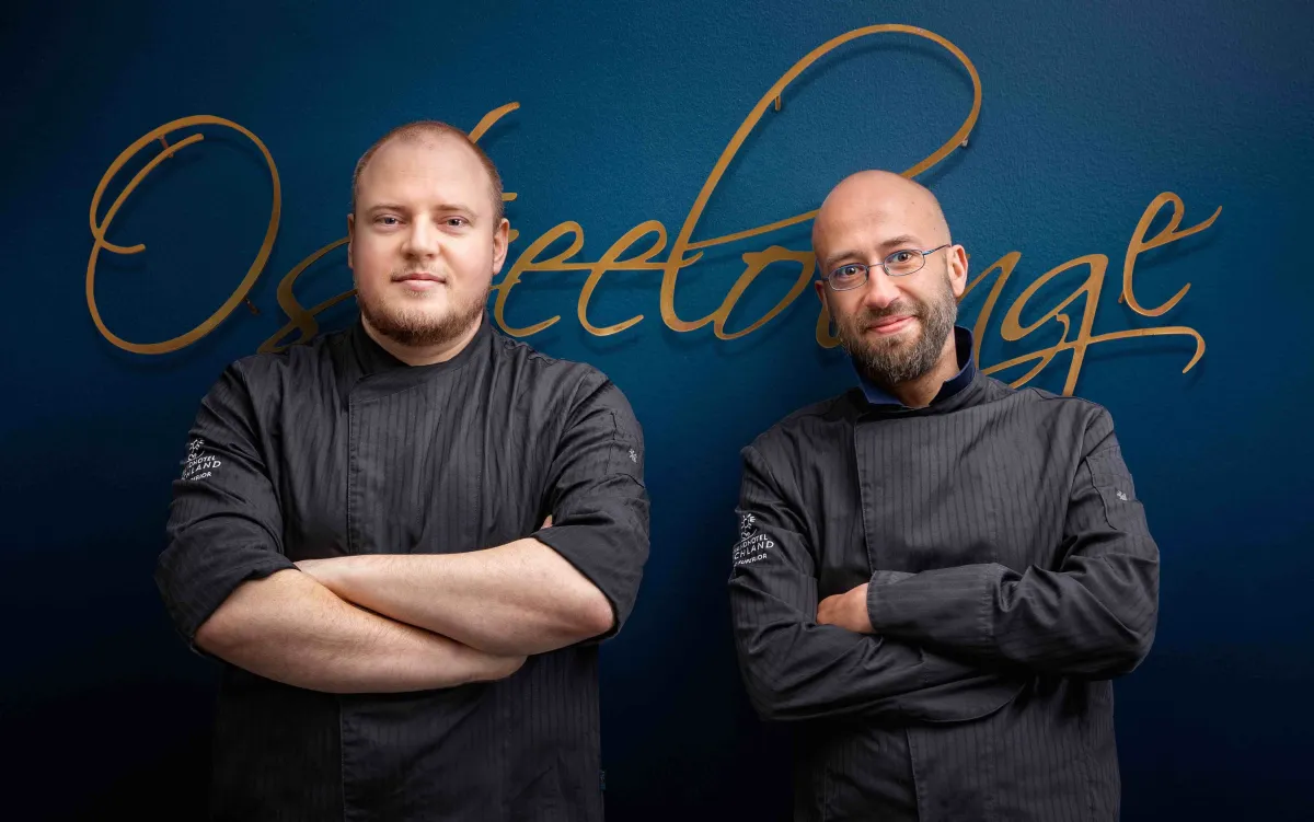 André Beiersdorff (li.) & Matthias Stolze (re.) kochen als Doppelspitze in der Ostseelounge (© © strandhotel-ostsee.de/ Carolin Knipschild)