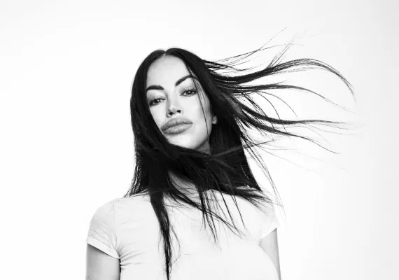 Bild: Aura Dione startet ihre "Mirror Ball of Hope"-Tour in Hannover