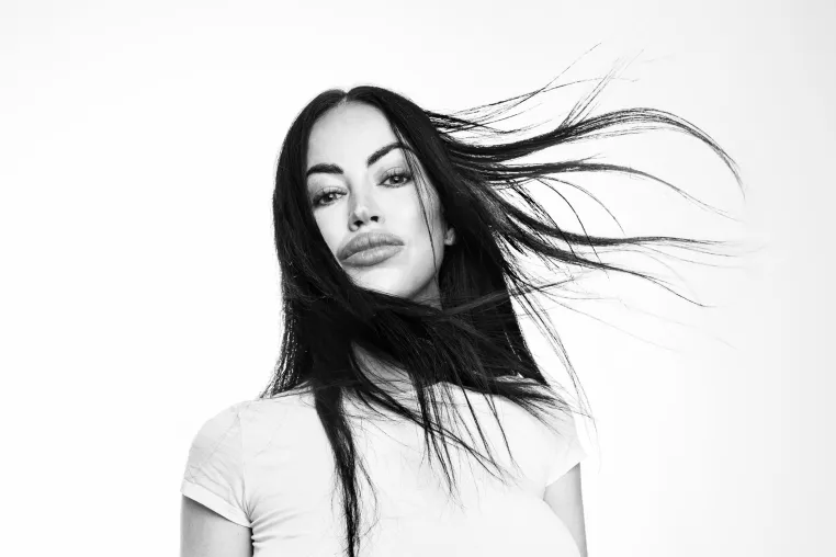 Aura Dione startet ihre "Mirror Ball of Hope"-Tour in Hannover Bild: Aura Dione startet ihre "Mirror Ball of Hope"-Tour in Hannover