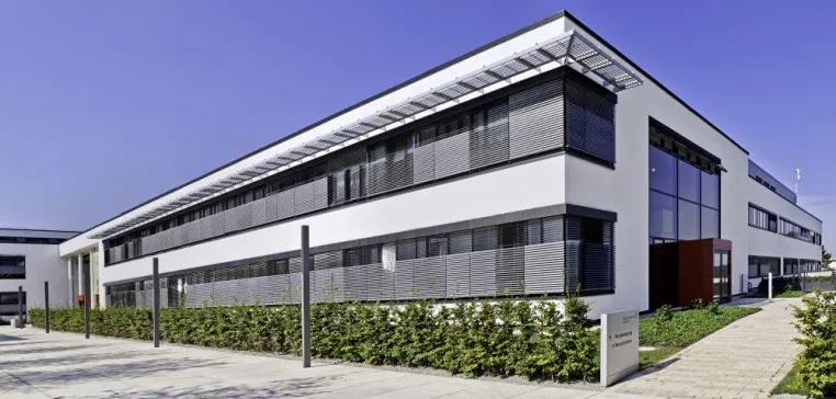 Bild: Von der Heilkraft des Lichts: Moderne Architektur und Sonnenschutz im Krankenhaus Nürtingen