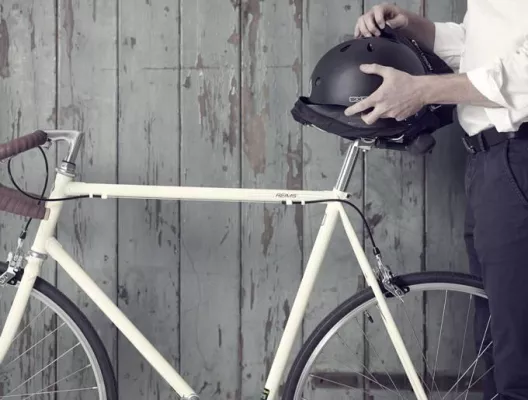 Bild: Einfaches Verstauen des Fahrradhelms beim Einkaufen und dem Cafébesuch