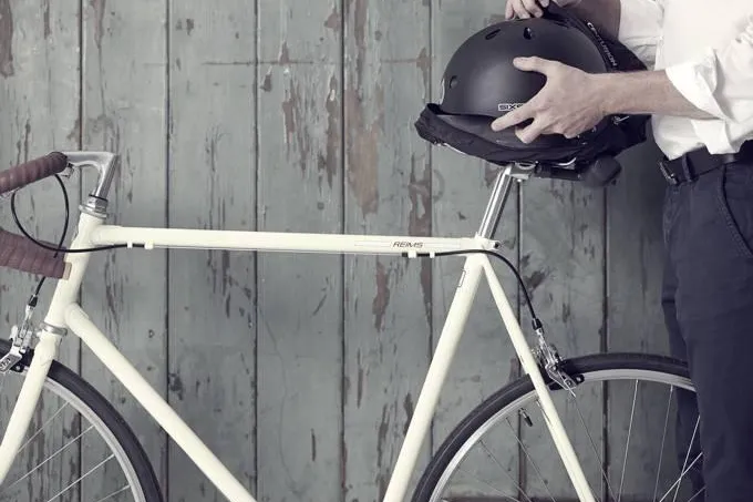 Bild: Einfaches Verstauen des Fahrradhelms beim Einkaufen und dem Cafébesuch