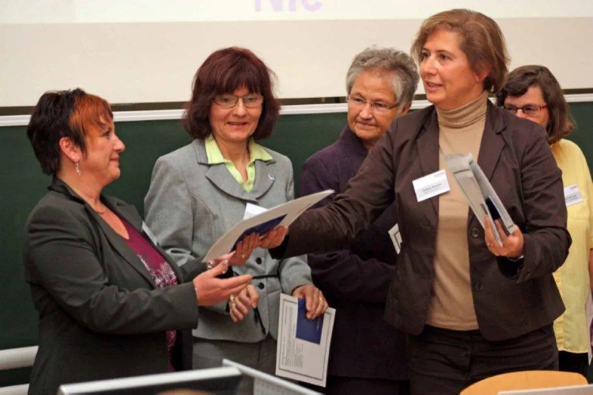 Zertifikatsübergabe durch Sabine Kassel, Geschäftsführerin BEI-Training Ostwürttemberg