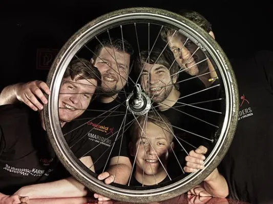 Bild: Monsun-Katastrophe in Nord Indien, Karmariders Spenden-Radtour zugunsten der Kinder in Nord-Ost-Indien