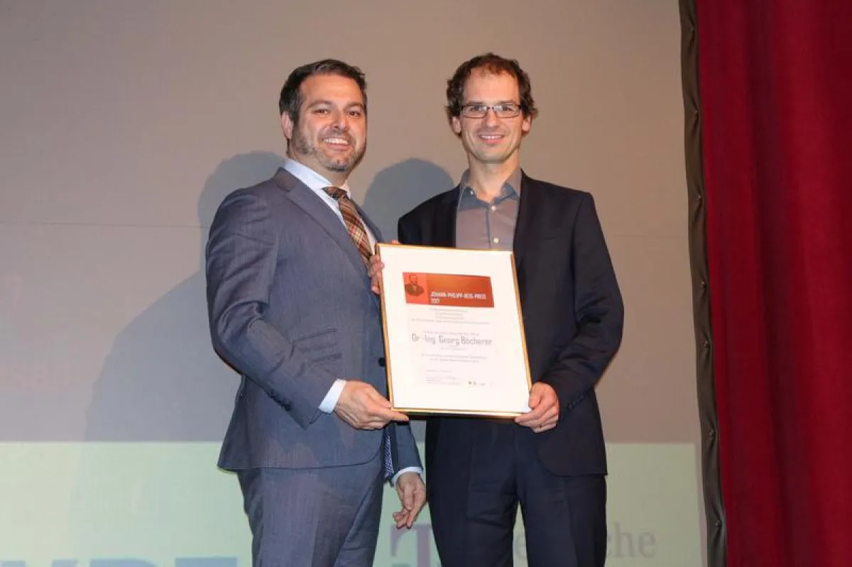 Der Preisträger (rechts im Bild) mit dem Bürgermeister der Stadt Gelnhausen Daniel Glöckner. (Bild: Gelnhäuser Neue Zeitung)