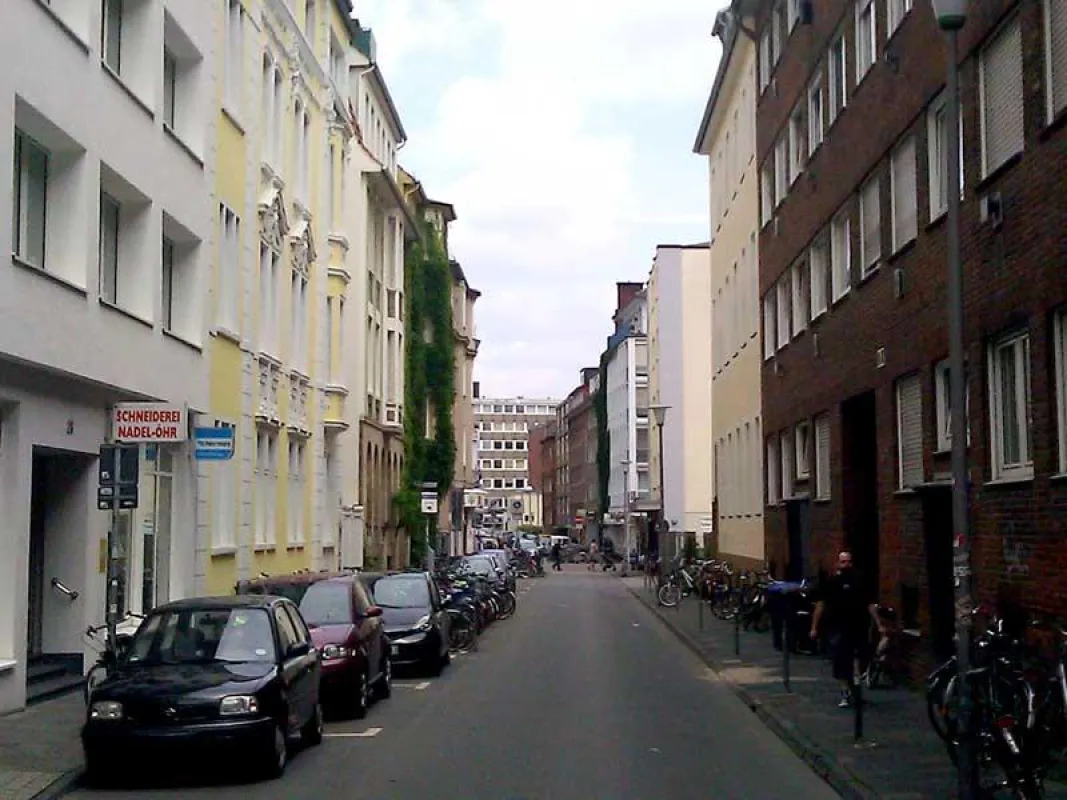 Modernes Stadtleben: Häuser und Wohnungen dich an dicht. Weiß schon, welche Funktechnik der Nachbar eine Wand nebenan einsetzt.