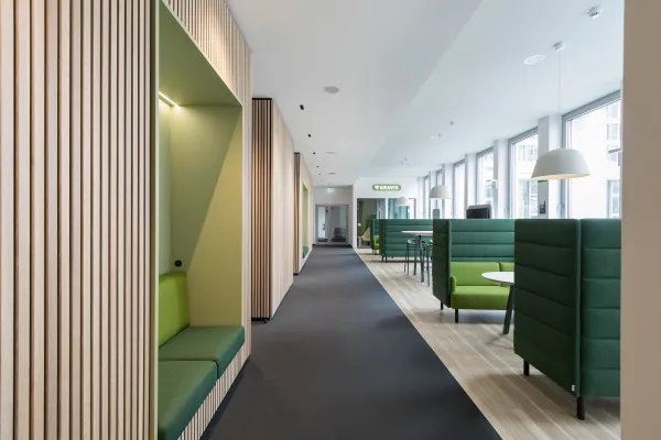 Bild: New Work bei Gravis: Teamwork und Austausch im Fokus