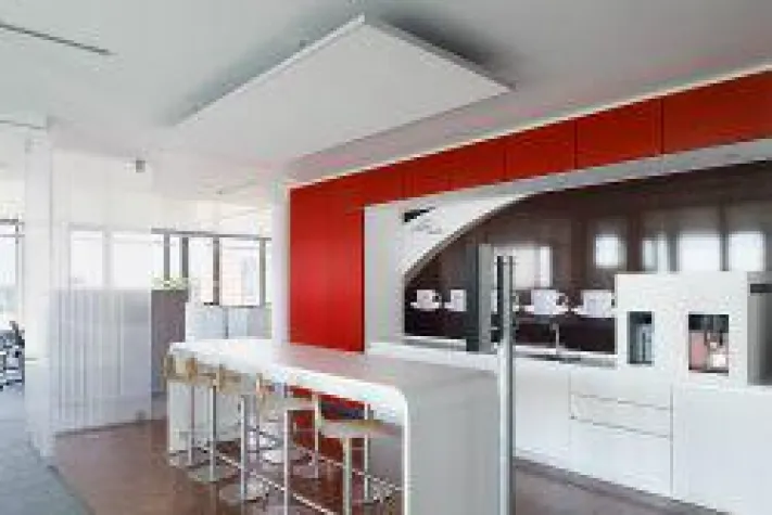 Bild: Trennwände aus Wabenkunststoff optimieren Raumakustik