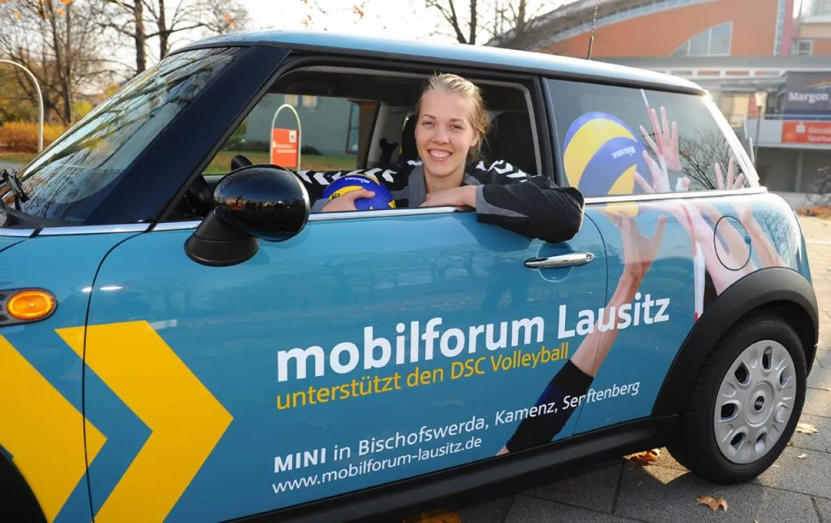 Femke Stoltenborg in ihrem neuen MINI one vom mobilforum Lausitz.