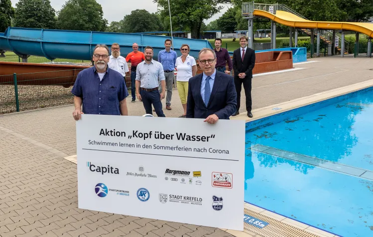 Bild: „Kopf über Wasser“: Unternehmen und Schwimmvereine ermöglichen kostenlose Schwimmkurse für Kinder