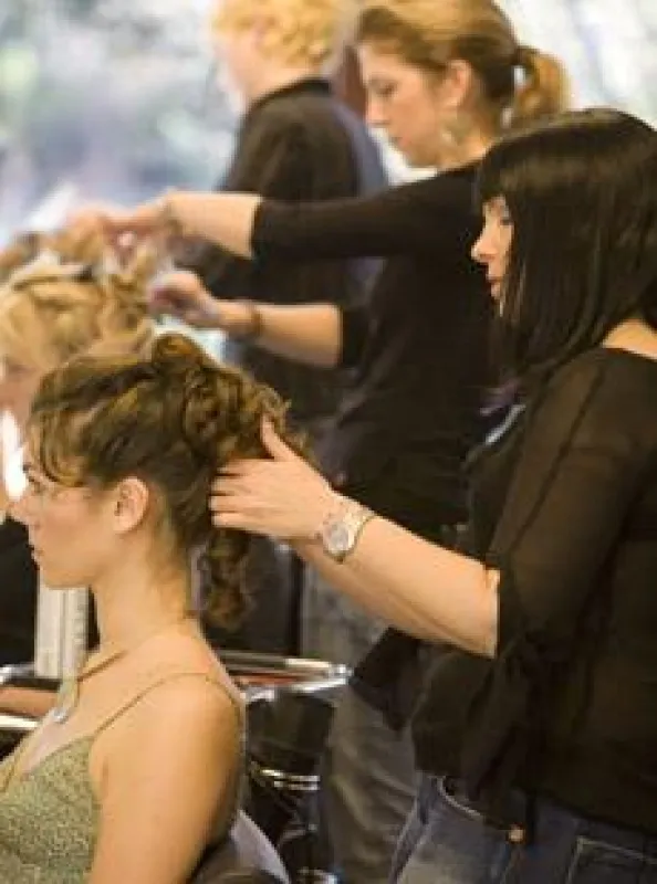 Katja Bartels & Yvonne Zimmermann stecken Brautfrisuren