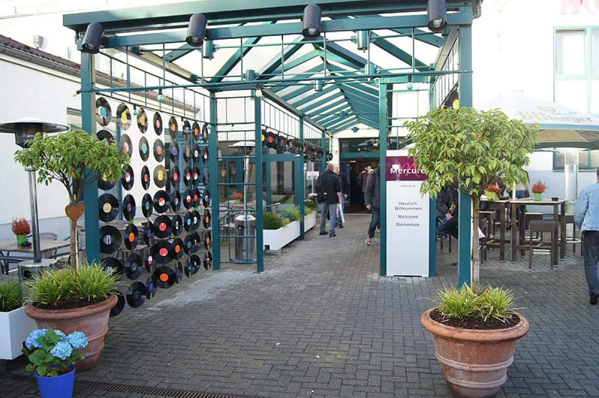 Wolf von Langa auf dem Analog Forum in Krefeld mit dem kugelförmigen Lautsprecher 