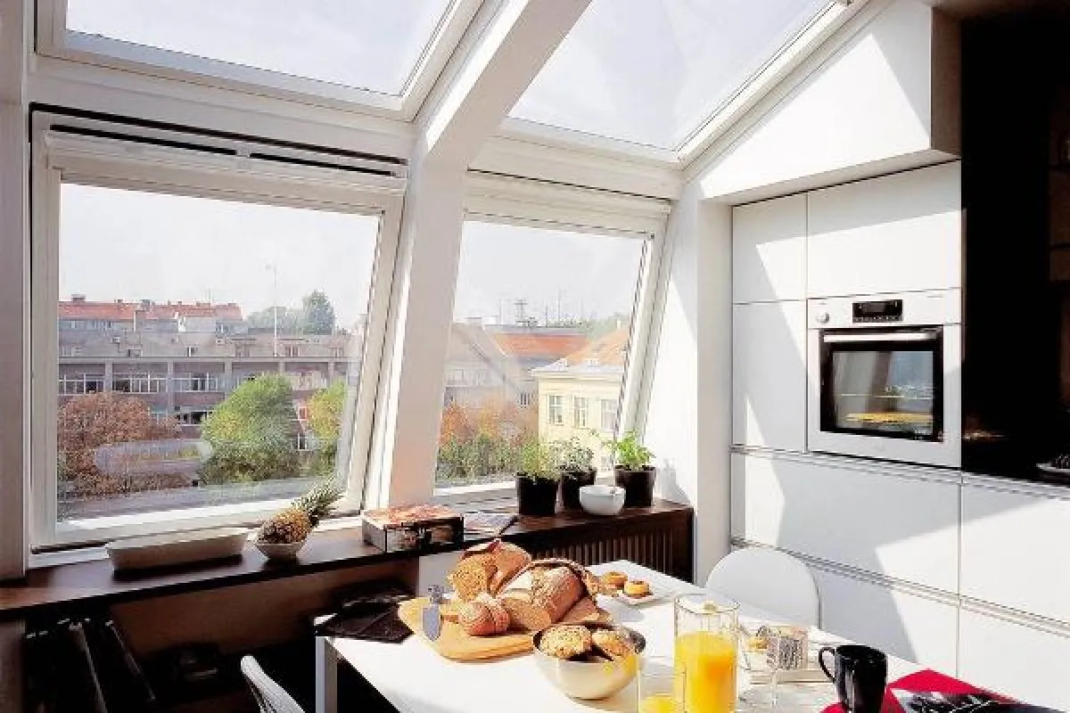 Mit großen und richtig geplanten Fensterflächen wird das Dachgeschoss zur lichtdurchfluteten Wohlfühlebene. Bild: dach.de