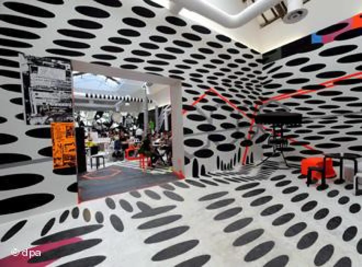 Getarntes Café - Tobias Rehbergers Rauminstallation auf der Biennale