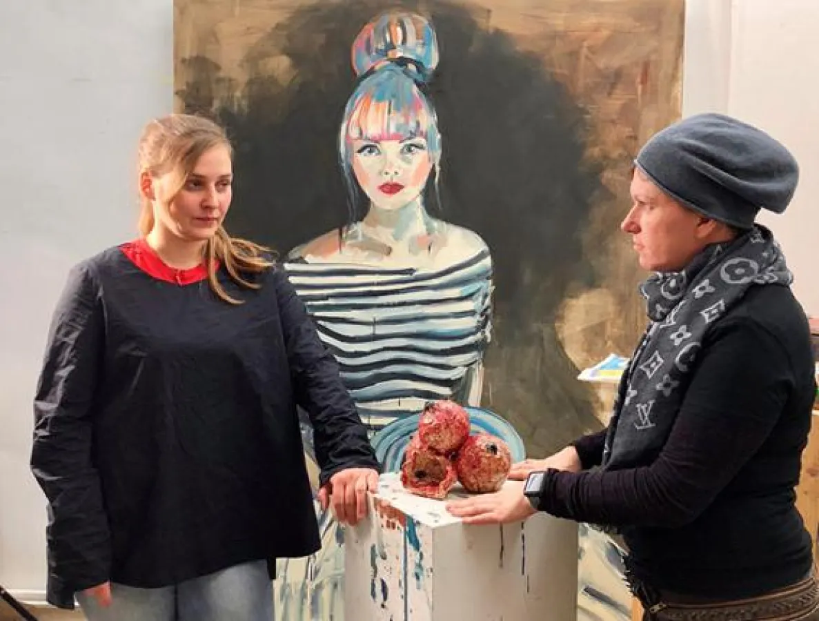 Sandra Setzkorn (links) mit der Namensgeberin von Jessica Dorndorf hilft. Foto: JDH