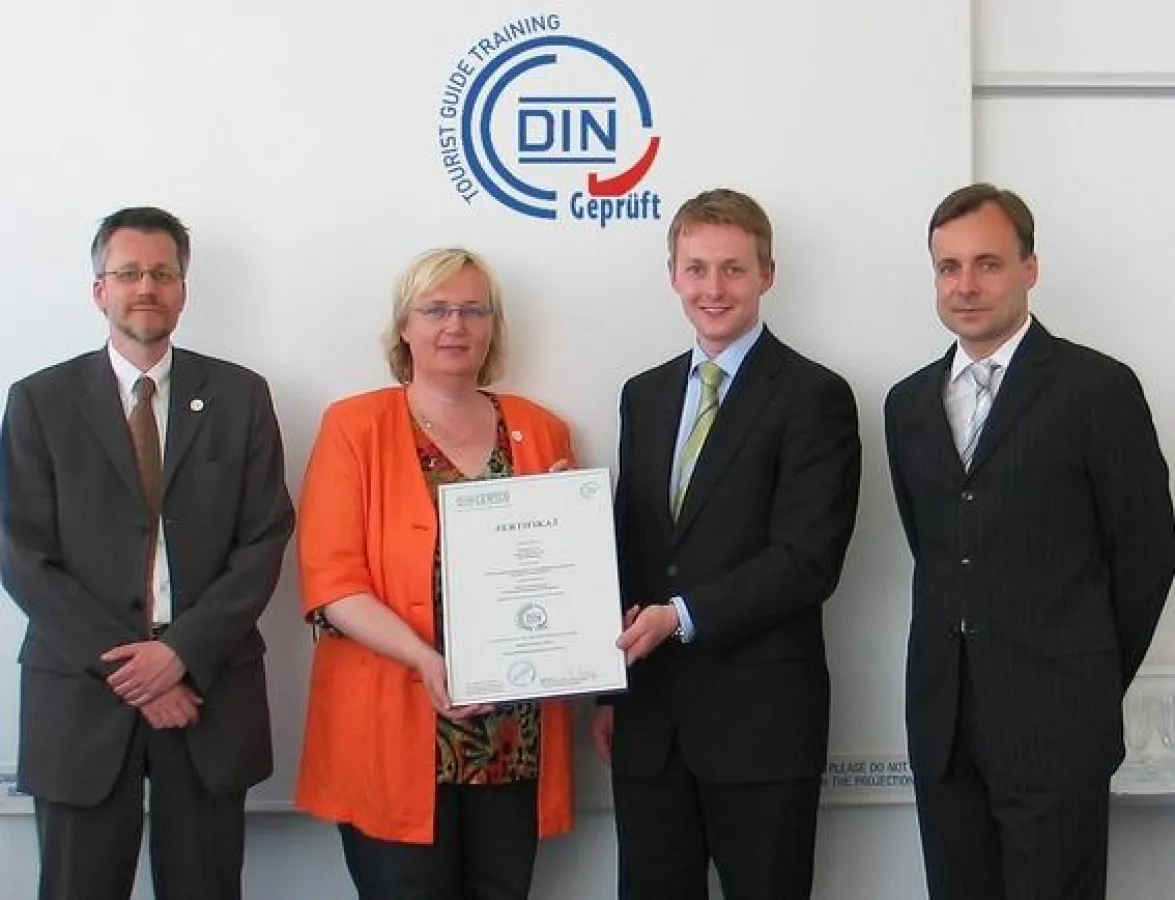 Foto von links: Dr. Wolther von Kieseritzky (Stellv. Vorstandsvorsitzender BVGD e. V.), Dr. Ute Jäger (Vorstandsvorsitzende BVGD e. V.), Hinrich Lampe (Produktmanager DIN CERTCO GmbH), Dr. Holger Mühl