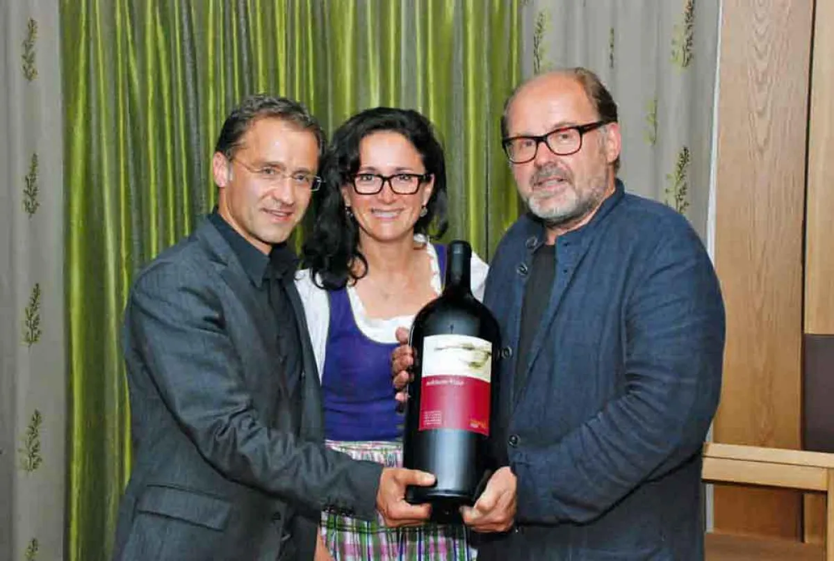 Höchstbietender Johann Herunter (Fa. Frigopol), Doris Stiksl (Fa. Messner), August Schmölzer (vlnr.)