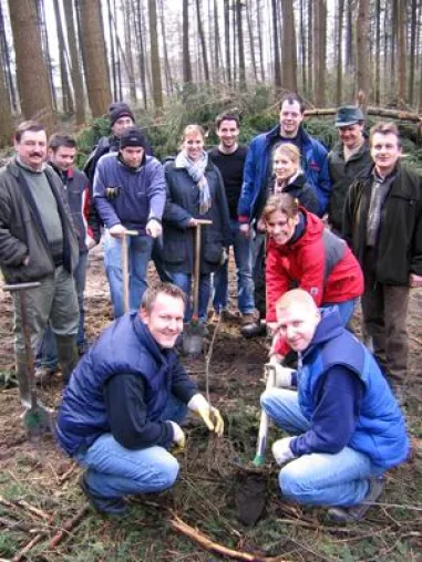 Baumpflanzaktion des FHM Alumni e.V. in Bielefeld - Absolventen pflanzen 1500 Bäume Bild: Baumpflanzaktion des FHM Alumni e.V. in Bielefeld - Absolventen pflanzen 1500 Bäume
