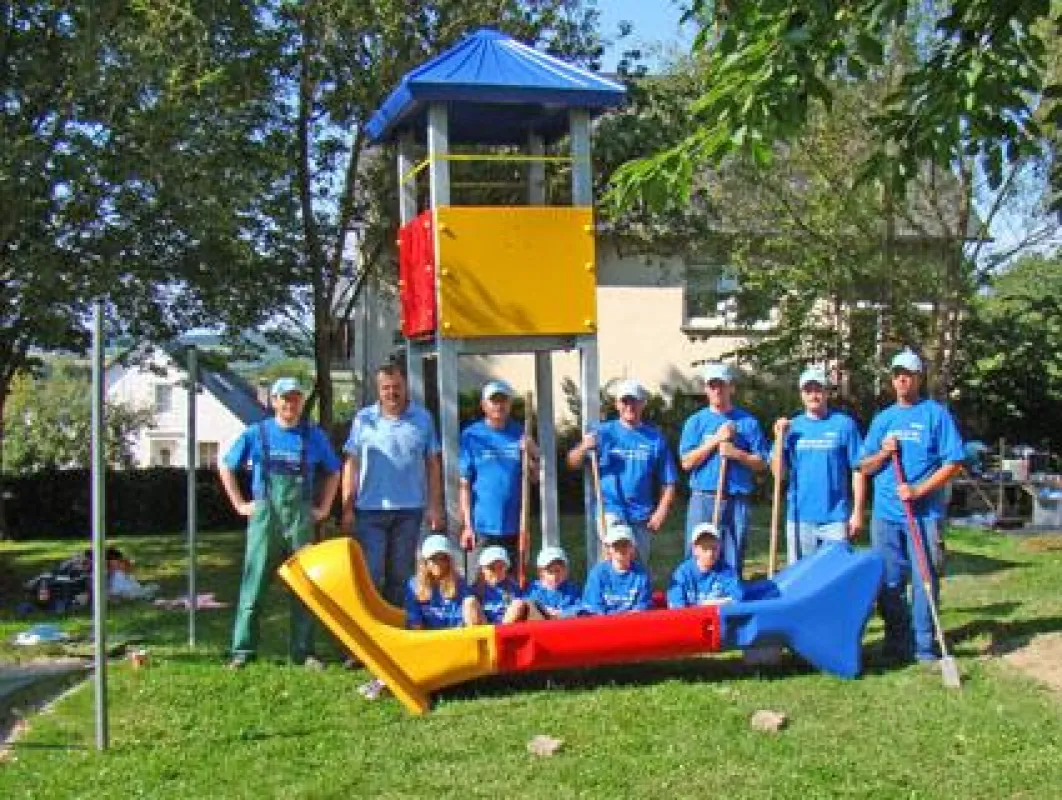 Kurz vor der Fertigstellung entstand diese Aufnahme von den freiwilligen Helfern auf dem Lorscheider Spielplatz