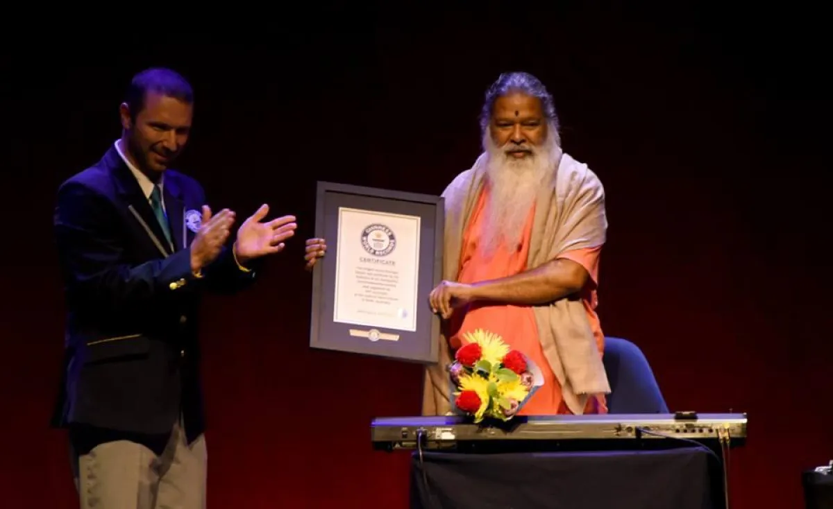 Überreichung der Urkunde durch Guinness World Records an Dr. Sri Ganapathy Sachchidananda Swamiji i