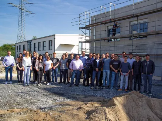 TK-World AG und spectrum8 GmbH feiern Richtfest des zweiten Bürogebäudes am Oberen Feld Bild: TK-World AG und spectrum8 GmbH feiern Richtfest des zweiten Bürogebäudes am Oberen Feld