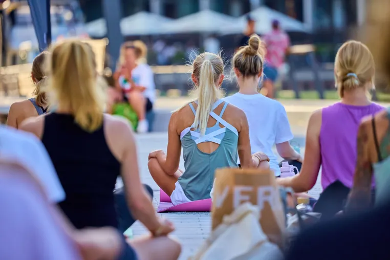 Bild: Strong Partners eröffnet den Hammer-FEZ-Sonntag mit Yoga unter freiem Himmel