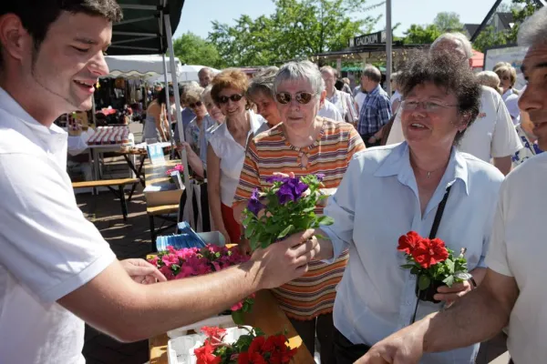 Bild: Muttertagsfreuden auf dem Marina-Markt - FrischeKontor beschenkt die Mütter mit einem Blümchen zum Ehrentag