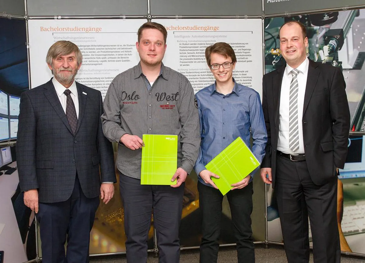 Dekan Prof. Dr. Bernhard Zimmermann, Sebastian Böhm, David Döring und Mathias Sauerzapfe