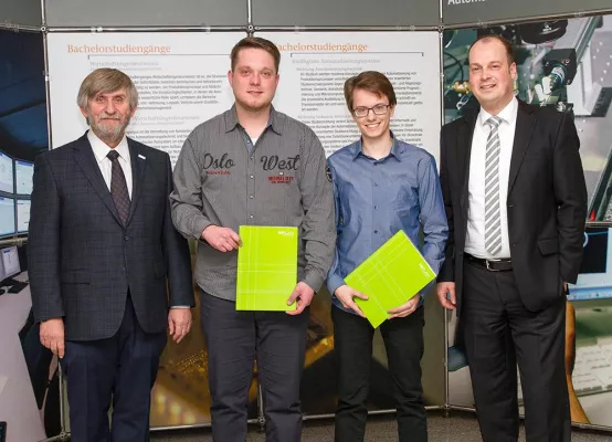 Bild: Ingenieurgesellschaft überreicht Stipendienurkunden an zwei angehende Informatiker