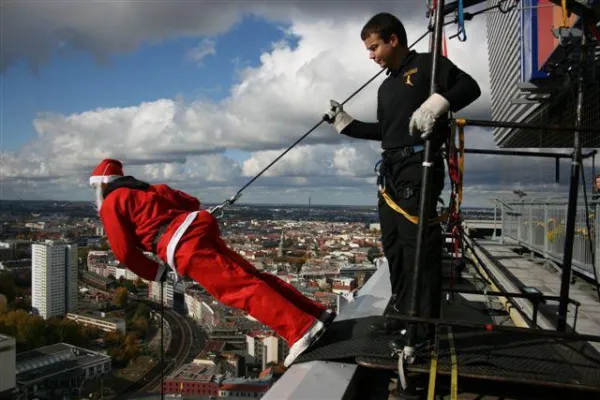 Bild: Geschenkidee mit Spaßgarantie - Auf zum Nikolaus House Running mit Jochen Schweizer®