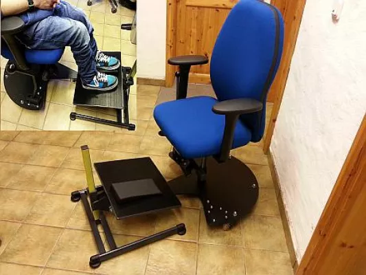 Bild: Ergonomischer Bürodrehstuhl für Rollstuhlfahrer mit Skoliose und Kleinwuchs