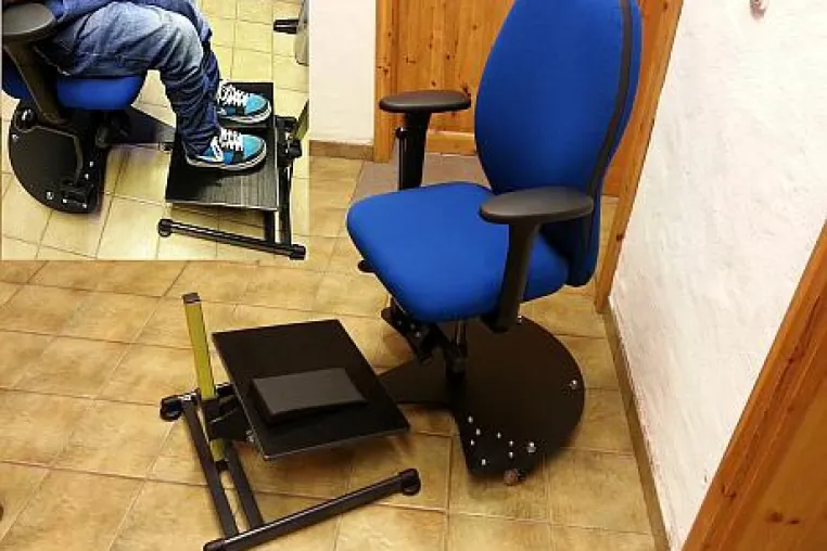 Bild: Ergonomischer Bürodrehstuhl für Rollstuhlfahrer mit Skoliose und Kleinwuchs